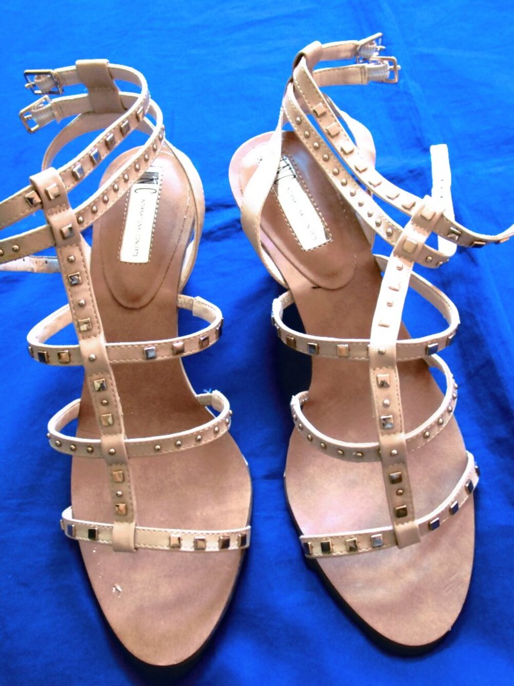STRAPPY WEDGE SANDAL-SIZE 8.5M-BEIGE W/GOLD ORNAMENTS-INC International Concepts